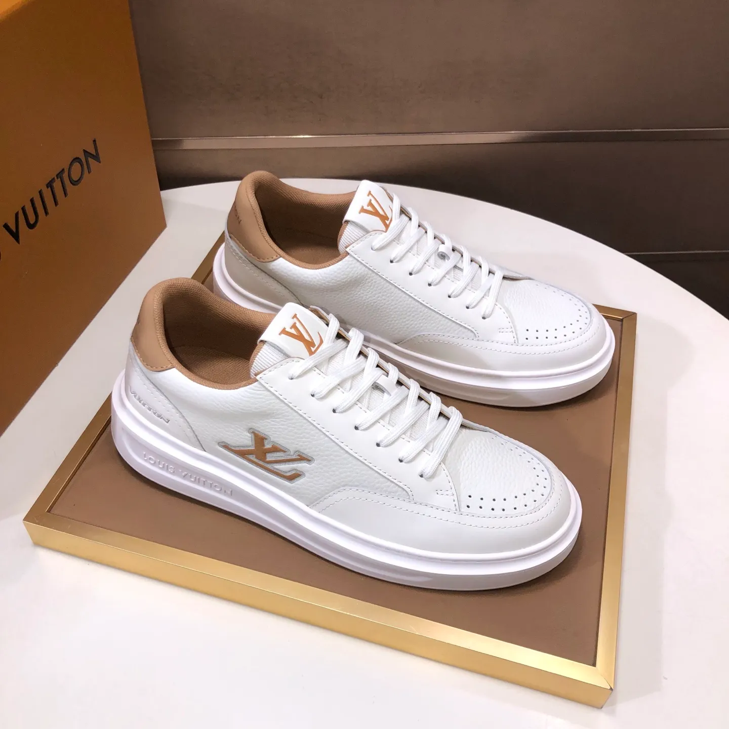 Factory batch 640💰original development, quality shipment, welcome to compare - LV sneaker series sports shoes introduce the loose silhouette of the ready-to-wear series into the spring and summer men's wear shows and make an eye-catching appearance. The cow leather upper is combined with rough fabric laces, and colorful beading highlights the brand's classic elements. LV letters mark the tongue and Monogram floral outsole. Mixed materials Made of top-grain cowhide, thick shoelace design, large Monogram print on the side, mesh lining and cotton feet, the comfort is as extreme as ever, premium heritage, quality first, worth owning! Size: Men’s 38-45 (45 is custom-made and cannot be returned or exchanged)